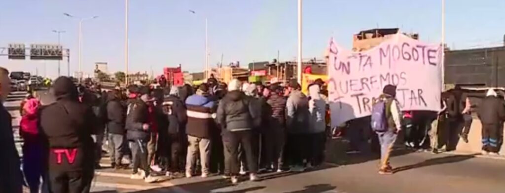 Puesteros de La Salada cortaron el Puente La Noria y exigieron la reapertura de la feria