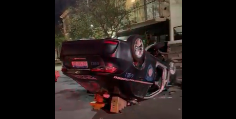 Palermo: un patrullero chocó contra varios autos estacionados y volcó