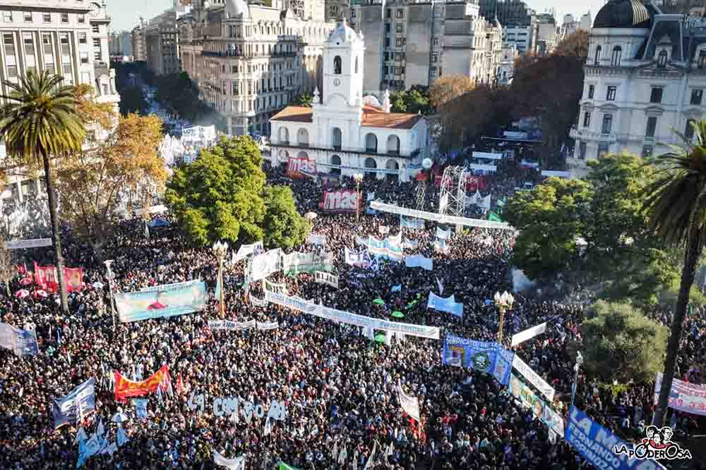 Cristina habló desde su prisión domiciliaria a una plaza llena en su defensa
