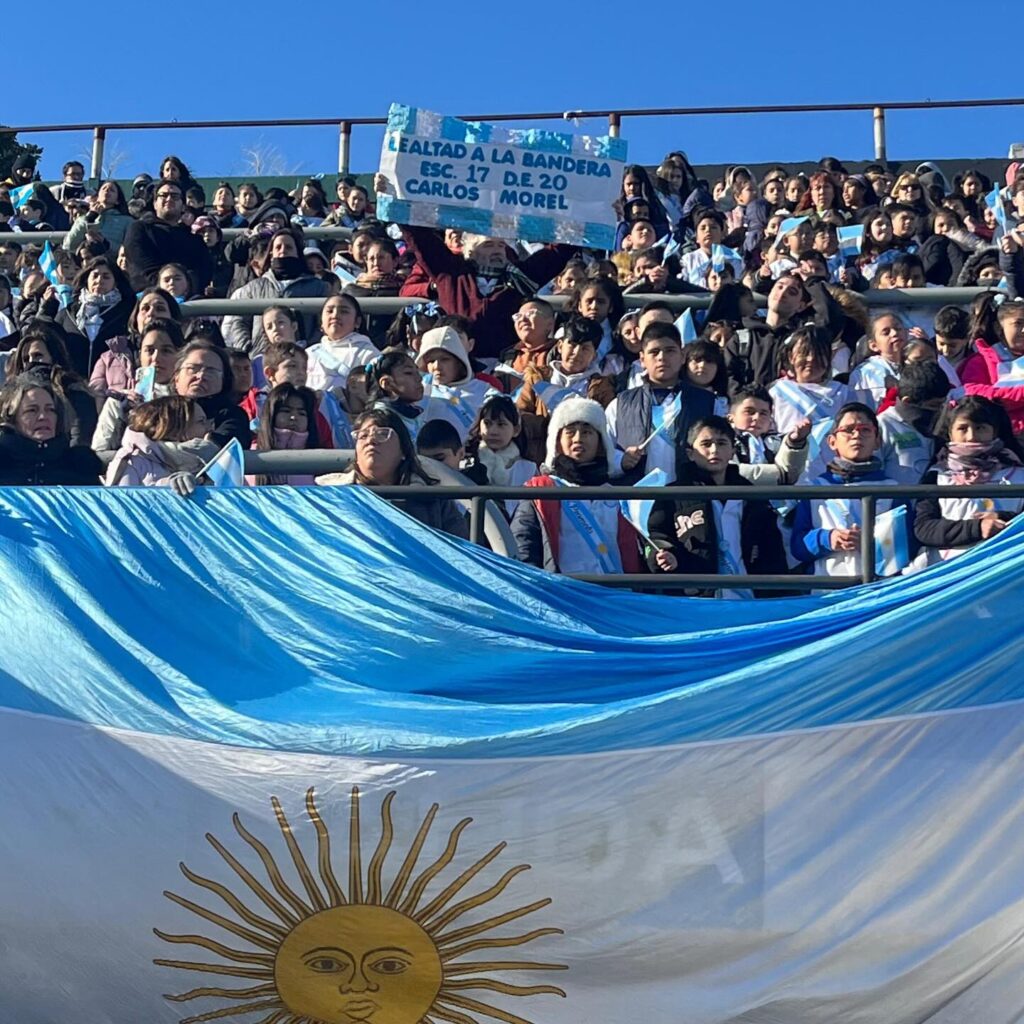 Estudiantes prometen Lealtad a la Bandera en Nueva Chicago