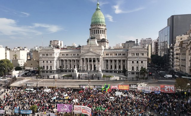 Congreso: mientras Diputados sesiona, marcha de jubilados, trabajadores de la salud, Ni Una Menos y el sector de discapacidad