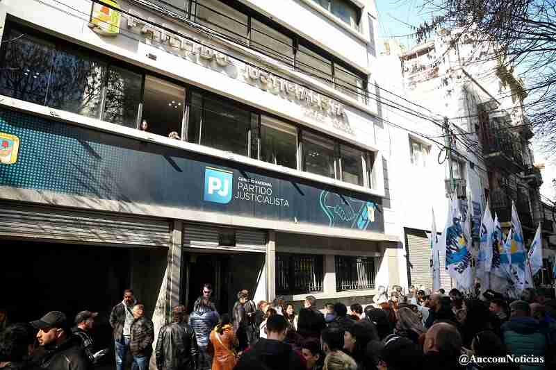 La Corte ratificó la condena e inhabilitación a Cristina Kirchner: en la sede del PJ de Balvanera la expresidenta dijo que “al cepo del salario del gobierno de Javier Milei, ahora el partido judicial le agrega el cepo al voto popular”