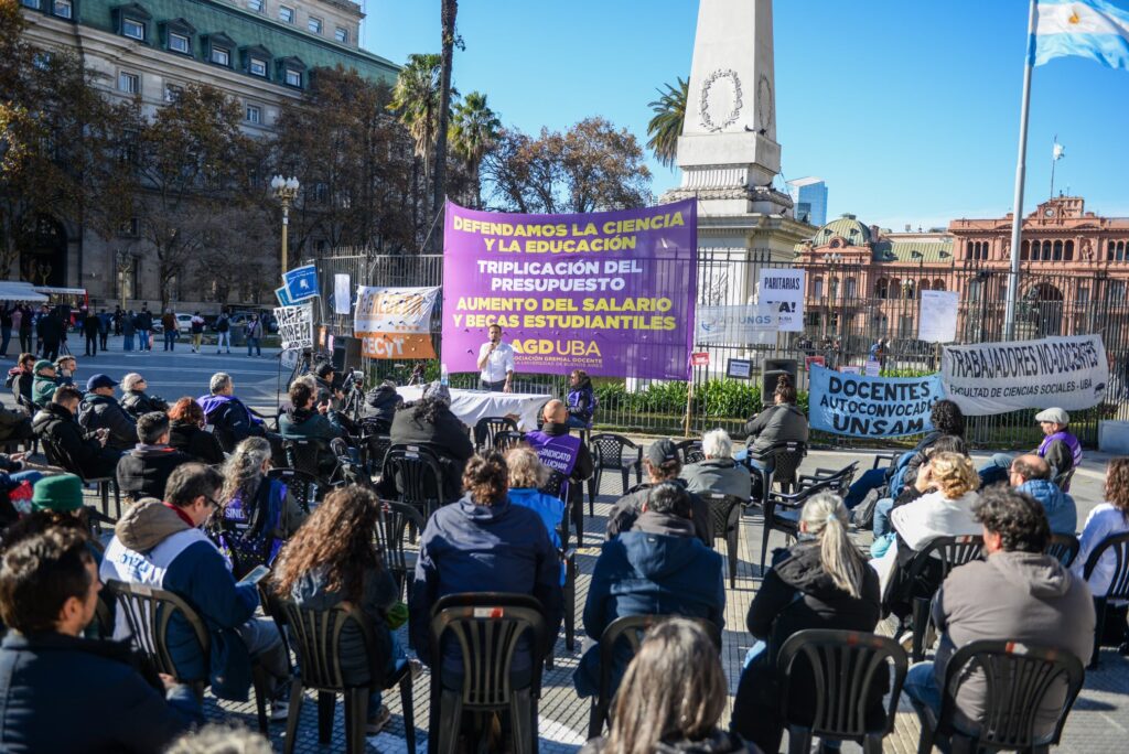 Paro universitario y clases públicas en Plaza de Mayo