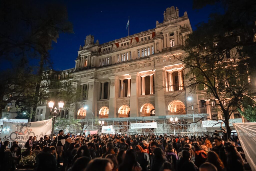 Protestas contra la condena a Cristina Kirchner: liberaron los accesos a CABA, concentraron en Tribunales y presencia frente a la casa de Constitución de la expresidenta