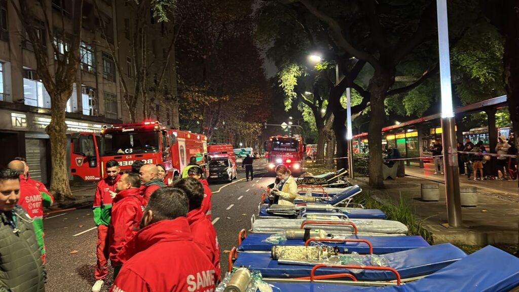 Se incendió un edificio de Monserrat: 11 personas asistidas, 40 familias evacuadas, 12 dotaciones de bomberos