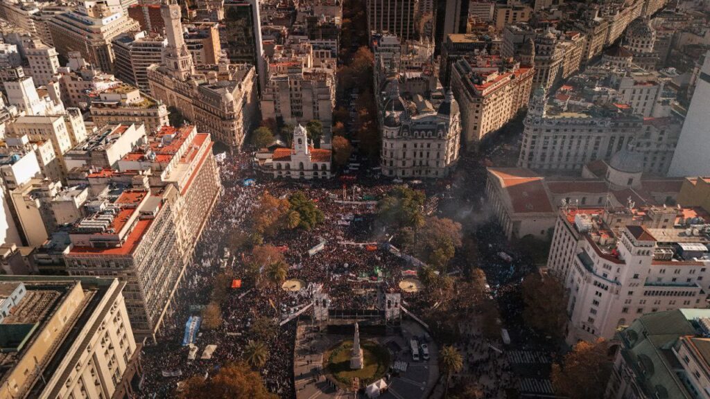 El PJ, gremios, movimientos sociales y la izquierda se manifiestan en Plaza de Mayo contra la prisión de Cristina Kirchher: en Gobierno nacional colocó un vallado y reforzó la seguridad