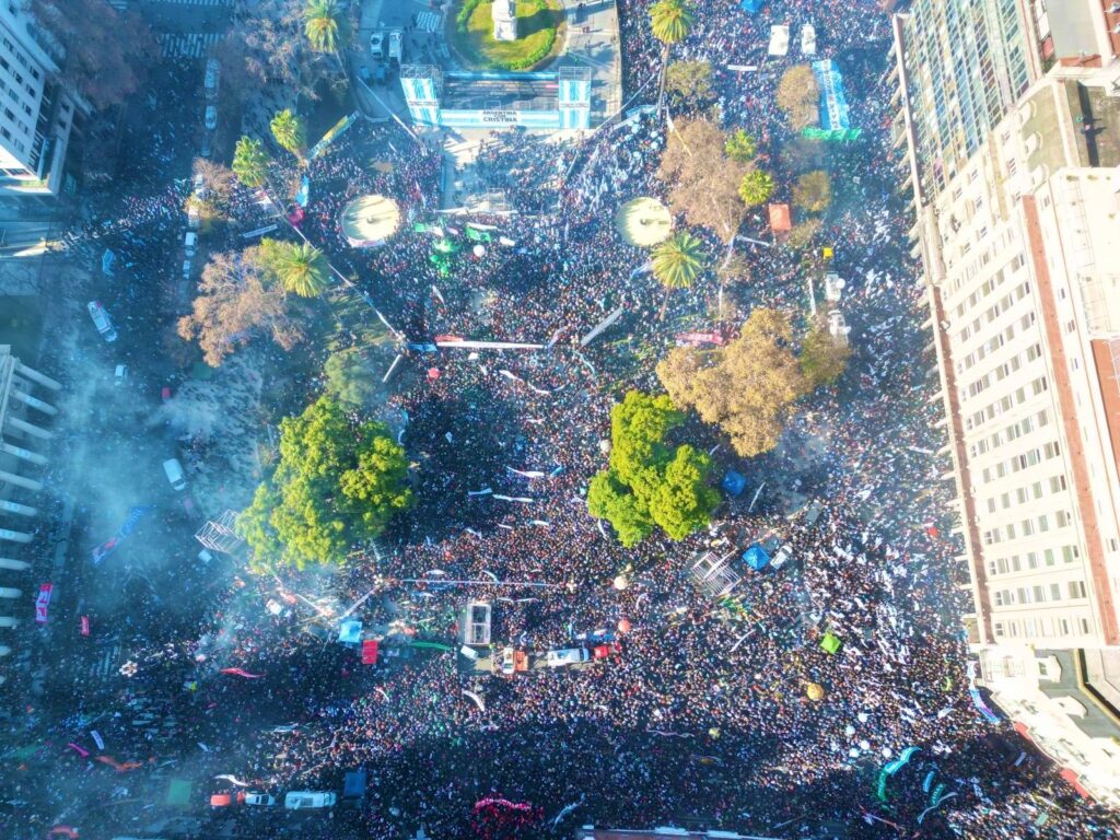 Cristina Kirchner habló a los militantes que llenaron la Plaza de Mayo: “Vamos a volver con más sabiduría, unidad y fuerza”