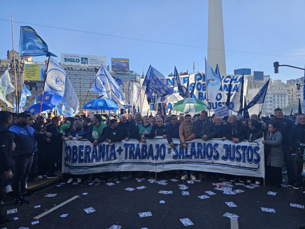 Primera marcha del Frente de Lucha por la Soberanía al Ministerio de Desregulación en el centro porteño