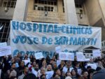 Trabajadores de la salud realizaron un abrazo simbólico al Hospital de Clínicas en Recoleta
