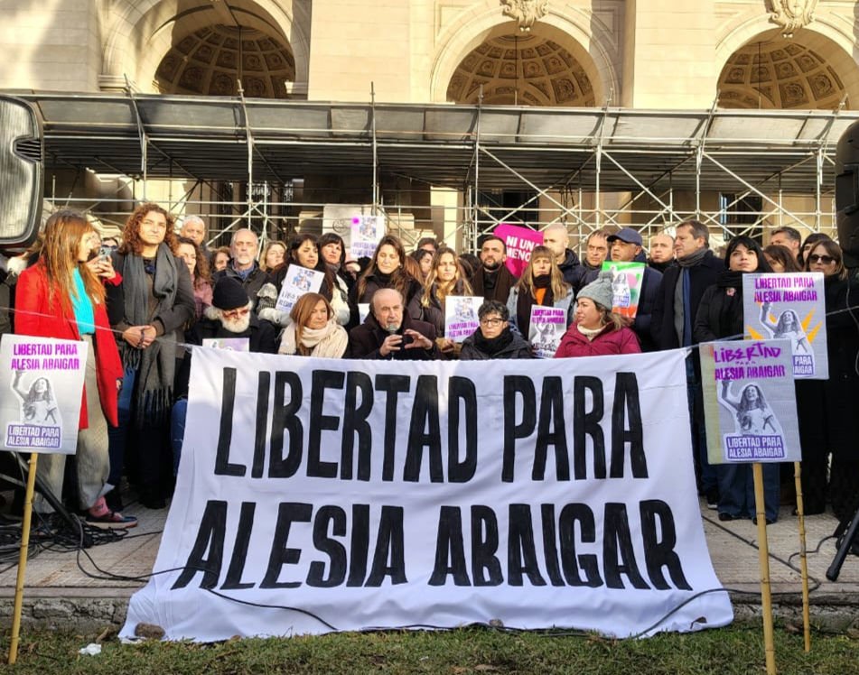 Acto frente a Tribunales contra la detención de la funcionaria bonaerense acusada de vandalizar la casa de Espert