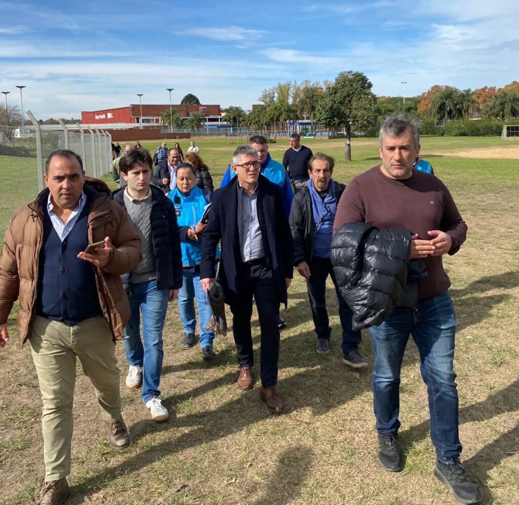 La fiscalía ambiental y vecinos recorrieron el Parque Sarmiento y su reserva ecológica tras la denuncia de efluentes cloacales