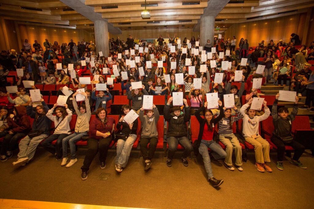 Macri entregó certificados de inglés y francés a chicos de escuelas