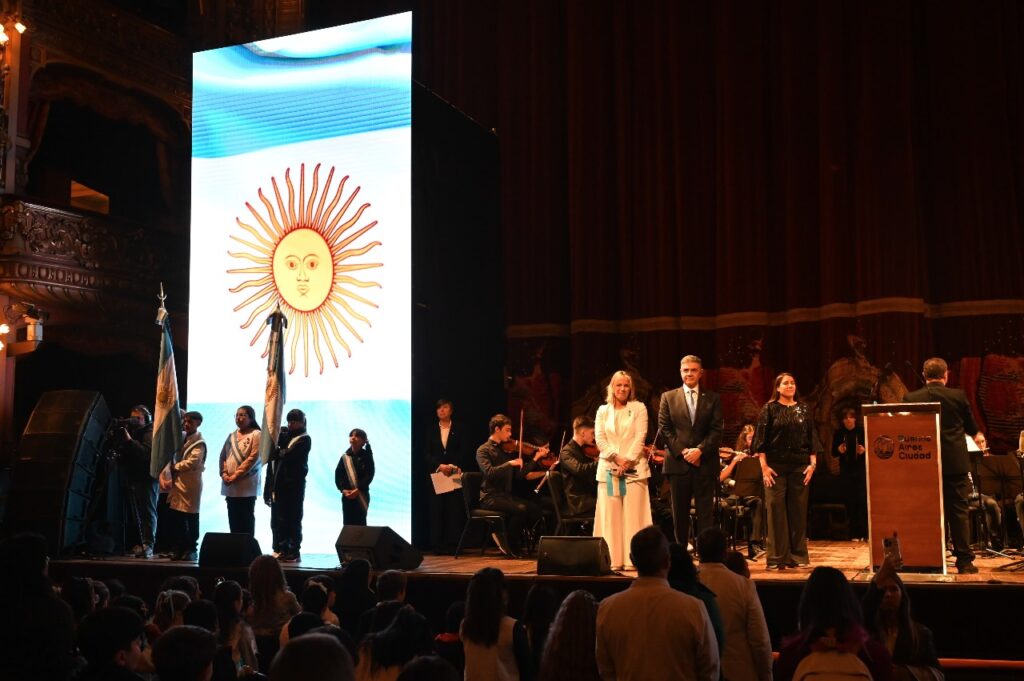 Más de 1.000 estudiantes juraron a la bandera en el Teatro Colón