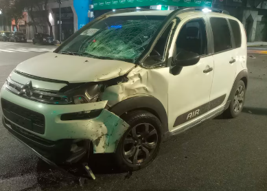 Accidente fatal en un motociclista cruzó en rojo, chocó una camioneta