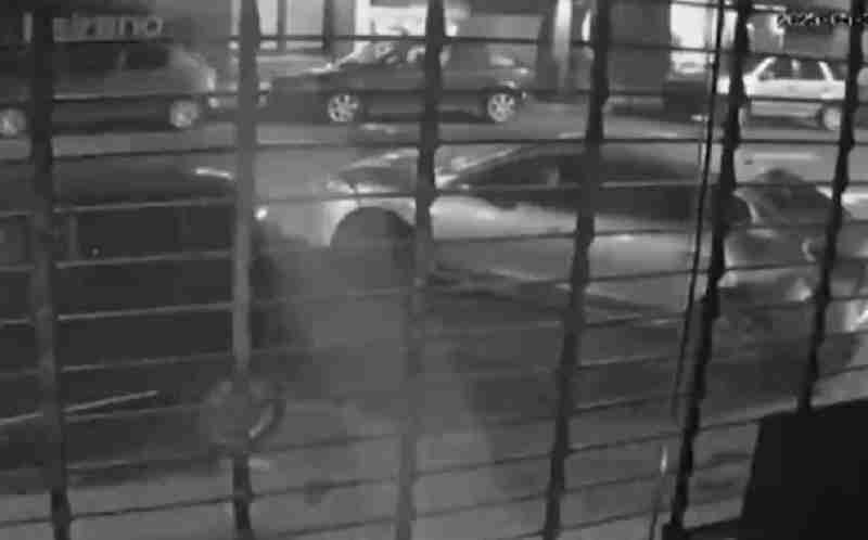 Almagro: un auto chocó varios vehículos estacionados y sus ocupantes huyeron