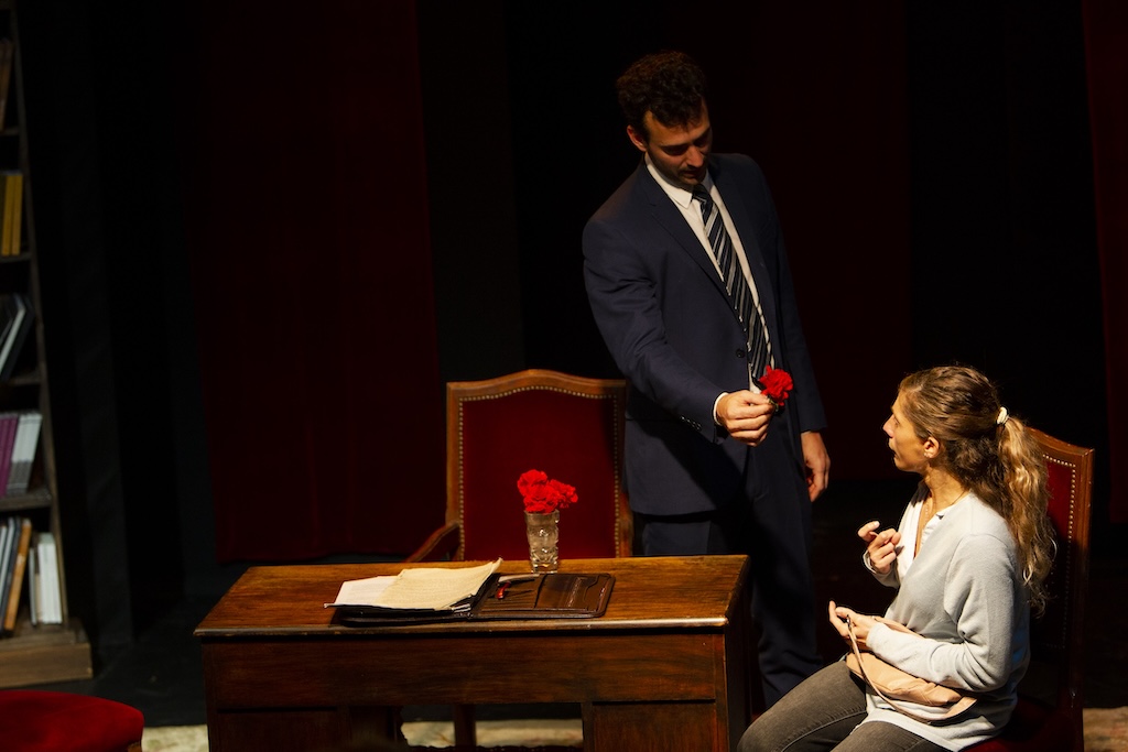 Claveles Rojos, el premiado drama testimonial dirigido por Leo Prestia, se presenta en teatro El Ojo