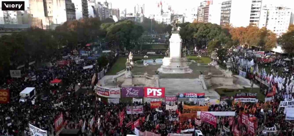 Congreso: Diputados aprobó una suba jubilatoria que Milei vetará, tras una marcha de adultos mayores, científicos, médicos y personas con discapacidad