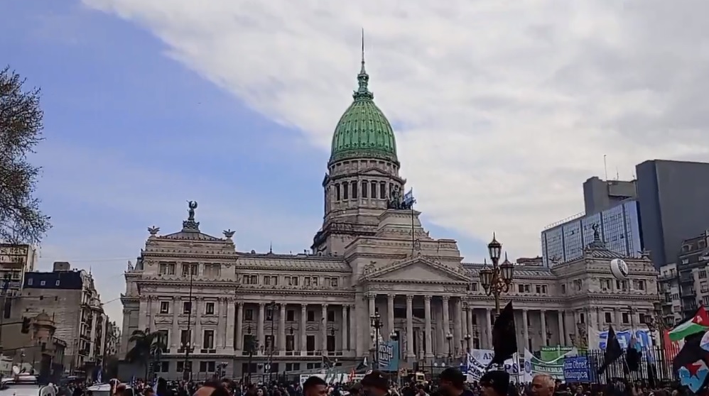 “Unir las luchas es la tarea”: se movilizan al Congreso jubilados, trabajadores del Garrahan que van al paro, científicos y el colectivo Ni una menos