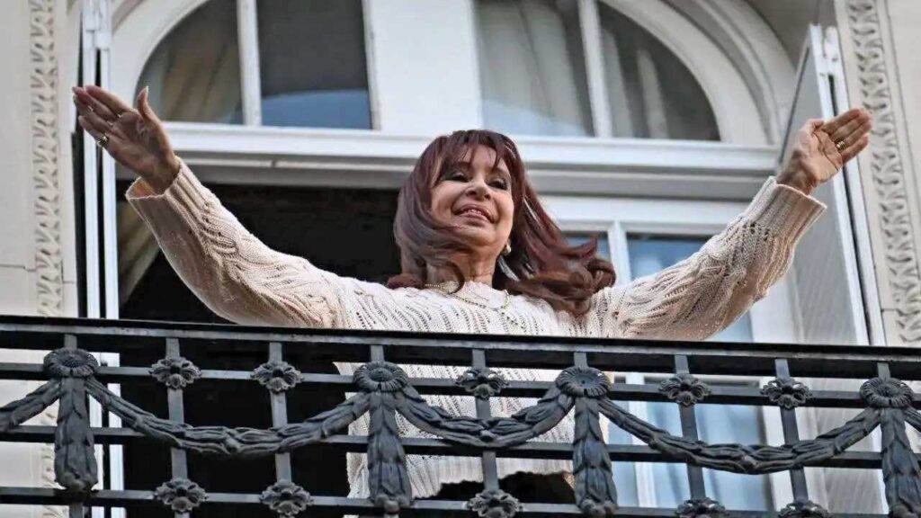 Constitución: le colocaron la tobillera electrónica a Cristina Kirchner y la autorizaron a salir al balcón