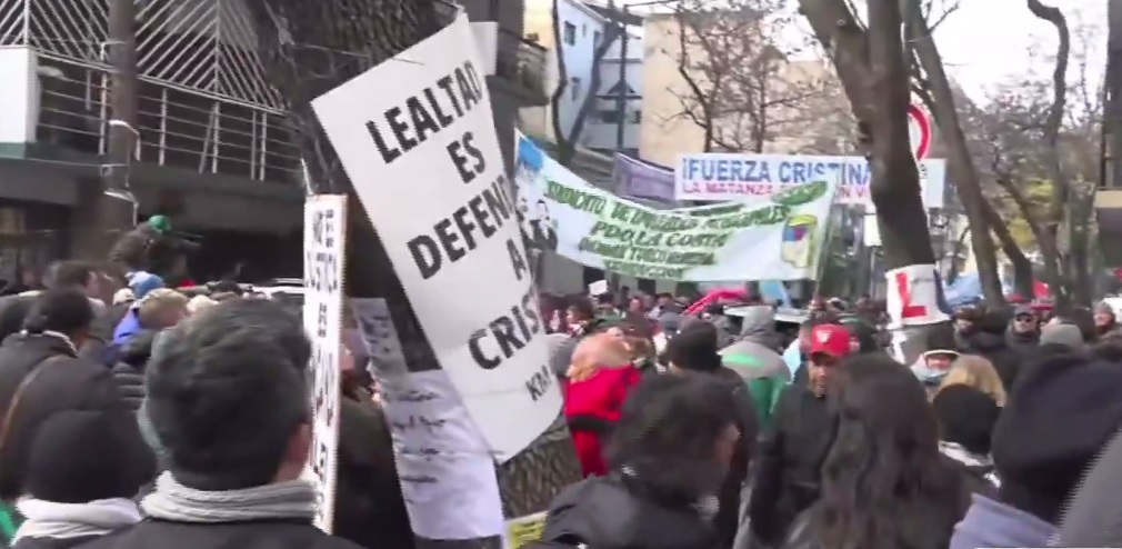 Militantes concentran frente a la casa de Cristina Kirchner en Constitución previo a la marcha a Plaza de Mayo