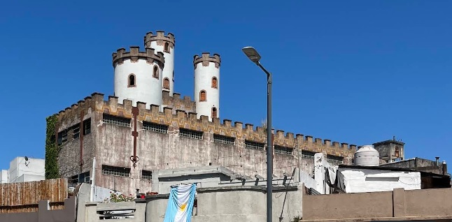 Villa Crespo: el GCBA demolerá el “castillo medieval” de Darwin al 1200 por la recuperación de la traza de la ex AU3