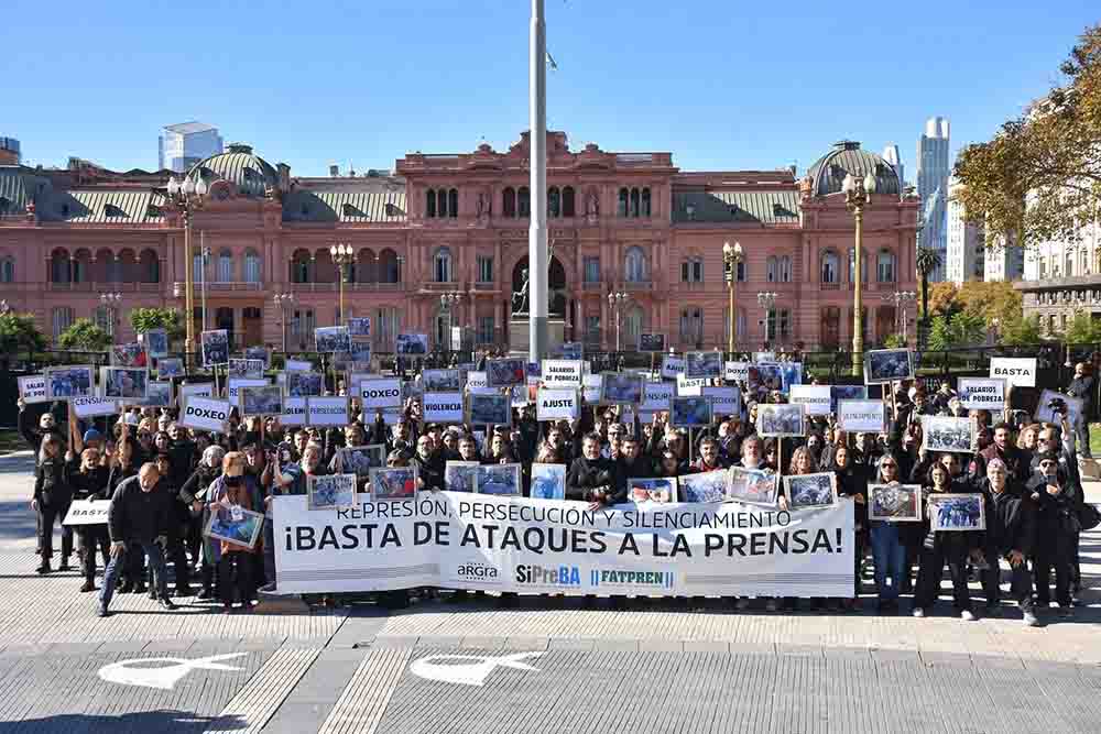 Foto colectiva en defensa de la prensa ante la Casa de Gobierno