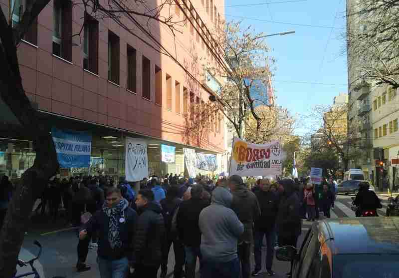 Protesta de trabajadores de la salud frente al Hospital Italiano de Almagro