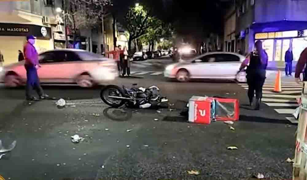 Murió un motoquero de delivery tras una colisión con un colectivo