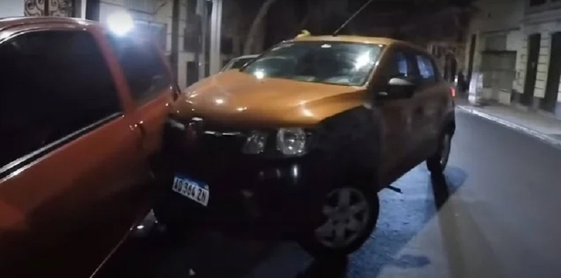 Balvanera: un conductor alcoholizado cruzó en rojo y chocó dos vehículos estacionados