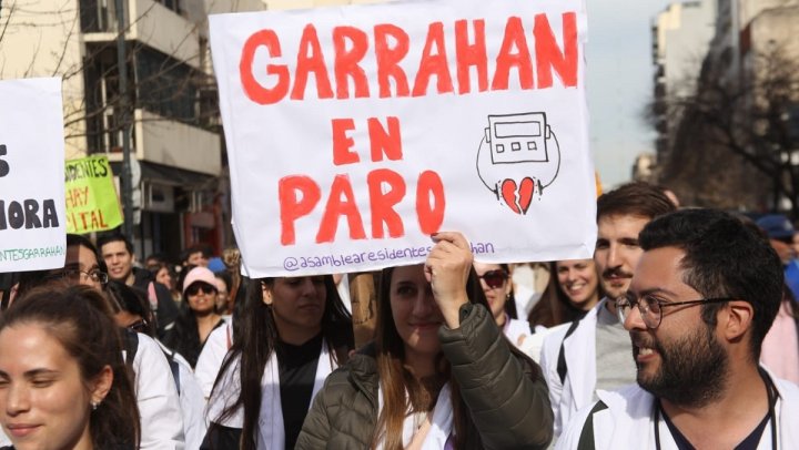 Amenazados por el gobierno los residentes del Garrahan levantaron el paro