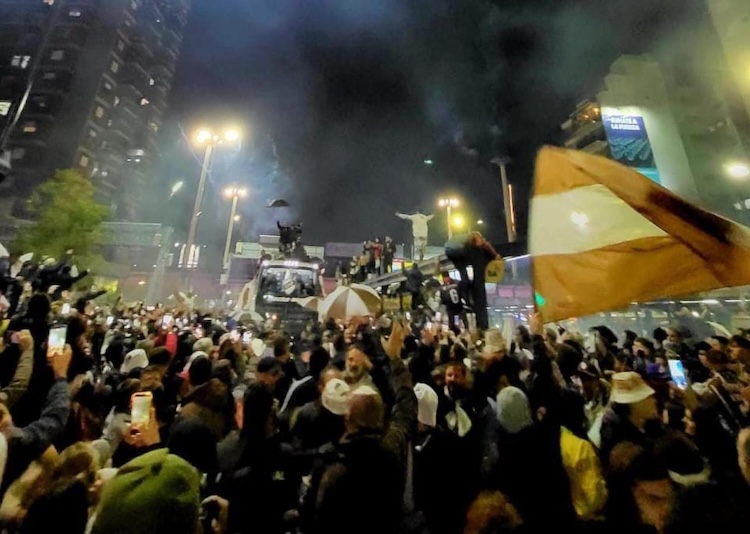 Platense celebró su primer título en primera con una histórica vuelta olímpica en Parque Saavedra junto a miles de hinchas y vecinos