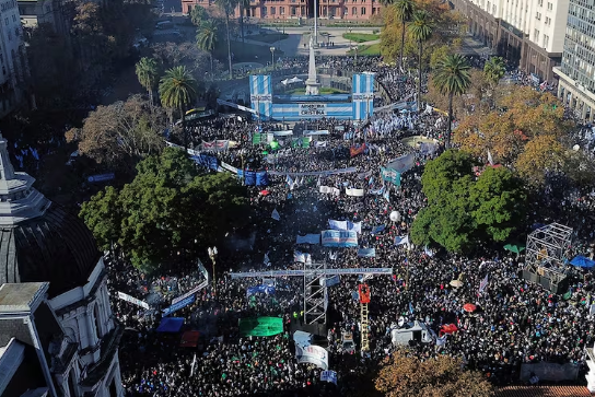 Plaza de Mayo se llenó de fervor y emoción en apoyo a Cristina Kirchner