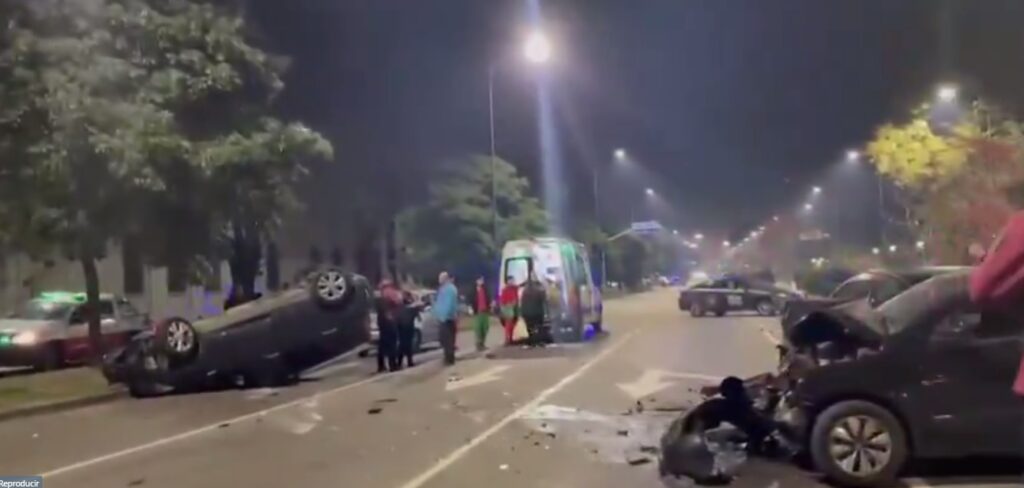 Una conductora alcoholizada causó un choque triple con vuelco en Balbín y Donado: dos personas derivadas al Hospital Pirovano