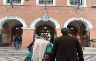 El Jefe de Gabinete de Ministros visitó una escuela en Parque Chacabuco