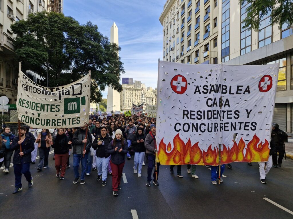 Paro y movilización de residentes porteños y acto en Plaza de Mayo por el Garrahan