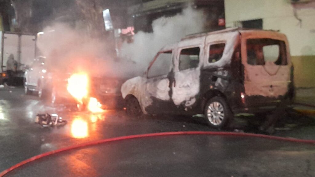 Villa del Parque: incendiaron un auto y un utilitario y buscan al responsable
