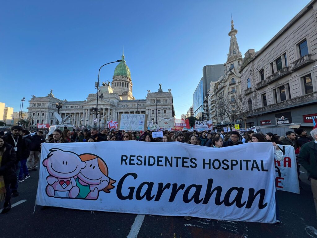 Trabajadores del Garrahan marcharon junto a gremios y grupos sociales de Congreso a Plaza de Mayo por mejoras salariales