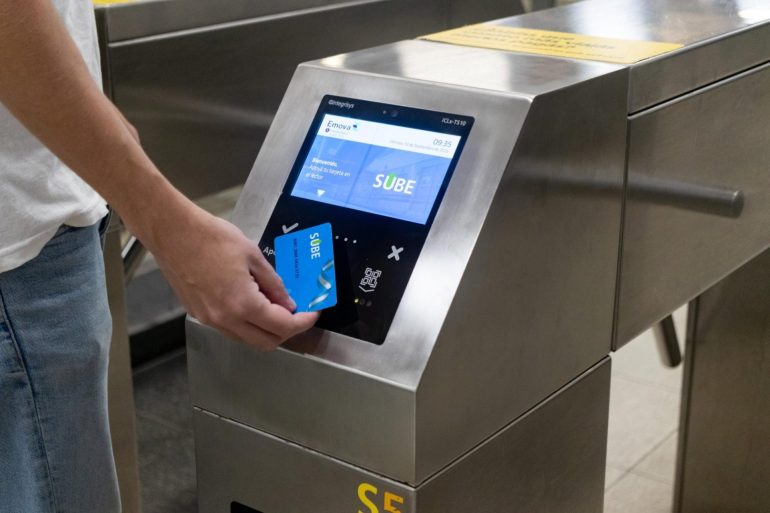 Desde hoy aumentan los colectivos y el subte