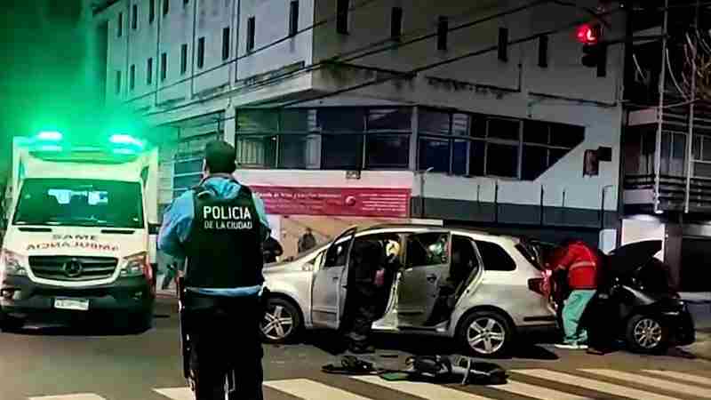 Almagro: dos autos chocaron, uno volcó, hay dos heridas y se derramó combustible