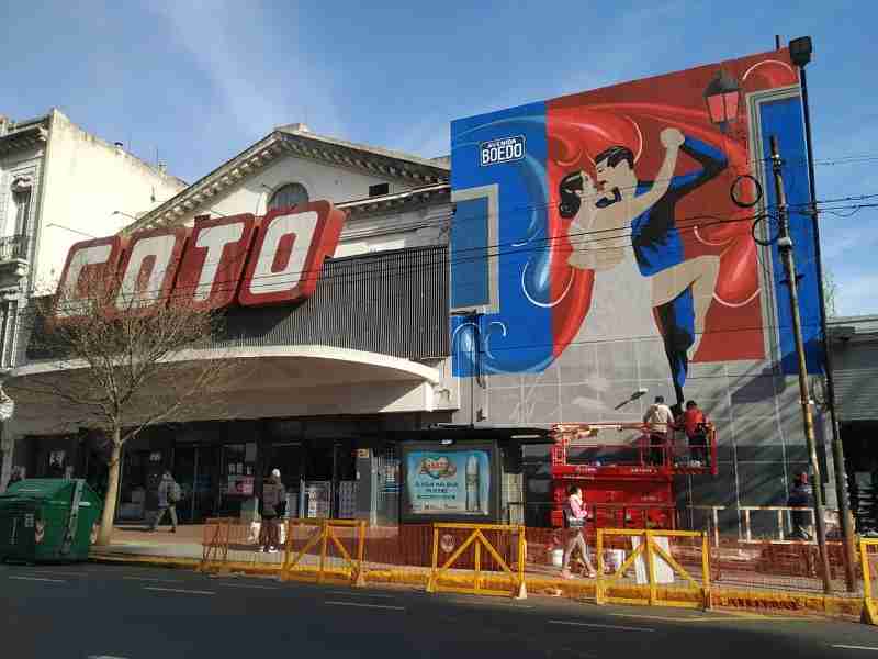 Nuevo mural tanguero en Boedo al 700, en el ex cine donde cantó Carlos Gardel