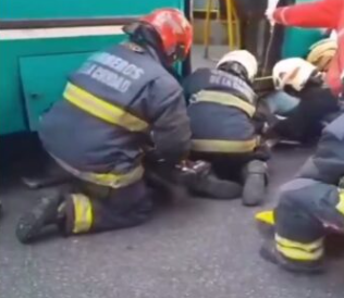 Grave accidente en Flores: colectivo atropelló a una mujer y le causó fractura expuesta