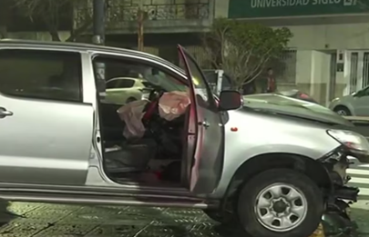 Conductor alcoholizado provoca choque en cadena en Flores y deja un herido
