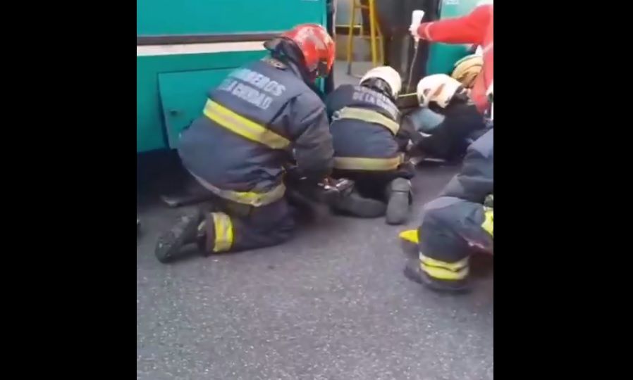 Un colectivo atropelló a una mujer en Flores y le produjo una fractura expuesta