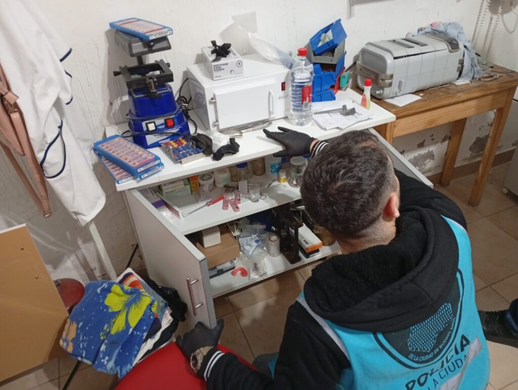 Desbarataron un consultorio odontológico clandestino en Parque Chacabuco
