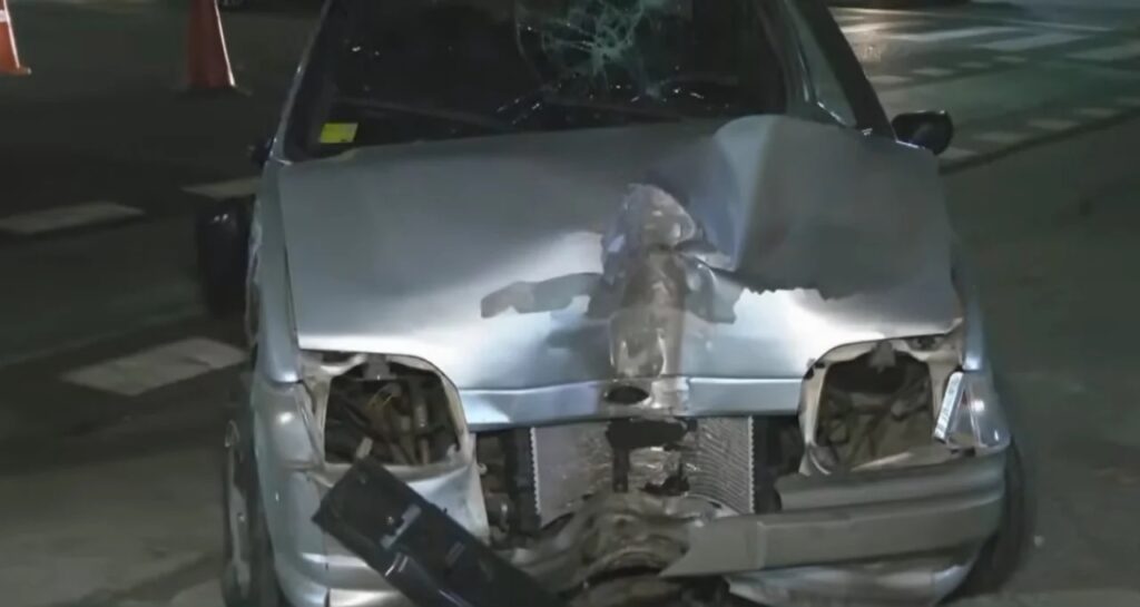 Un auto subió a la vereda e impactó contra un poste en Villa Devoto: un herido leve