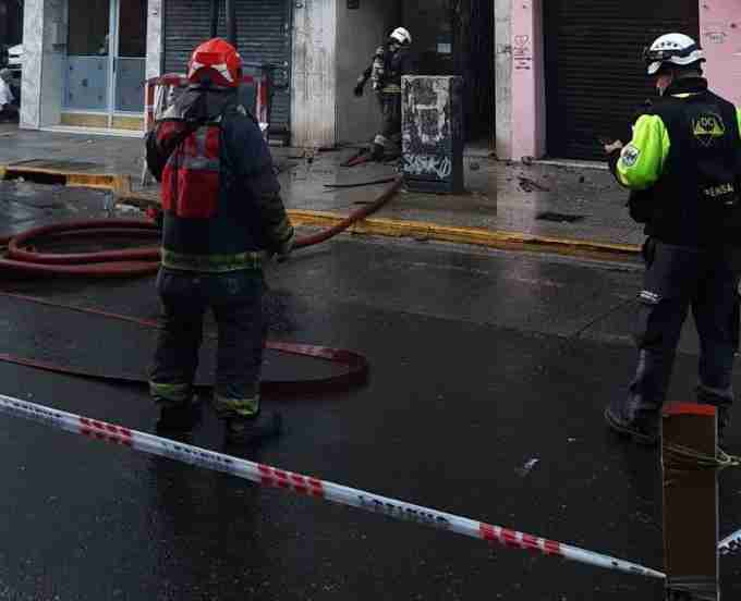 Balvanera: incendio en un edificio de Bartolomé Mitre al 2600, dos mujeres refugiadas en la terraza