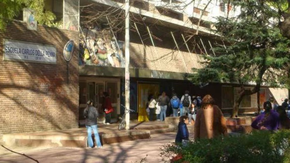 La Boca: detuvieron a la madre y la abuela de un estudiante por clavarle una lapicera al director de una escuela