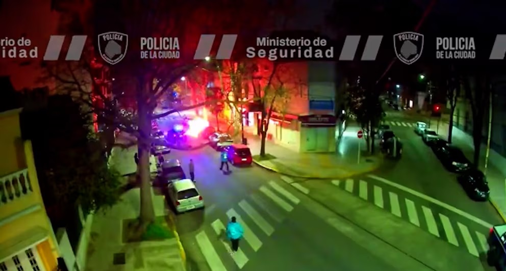 Dos detenidos por incendiar contenedores de basura en Villa Devoto