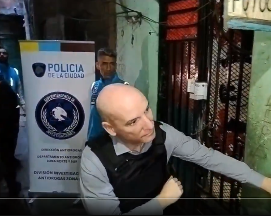 Policía camuflado como dealer para realizar una detención