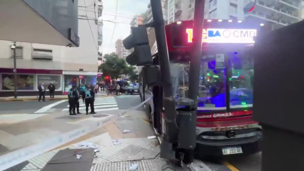 Recoleta: 14 heridos porque un colectivo atropelló a una peatón e impactó contra un semáforo